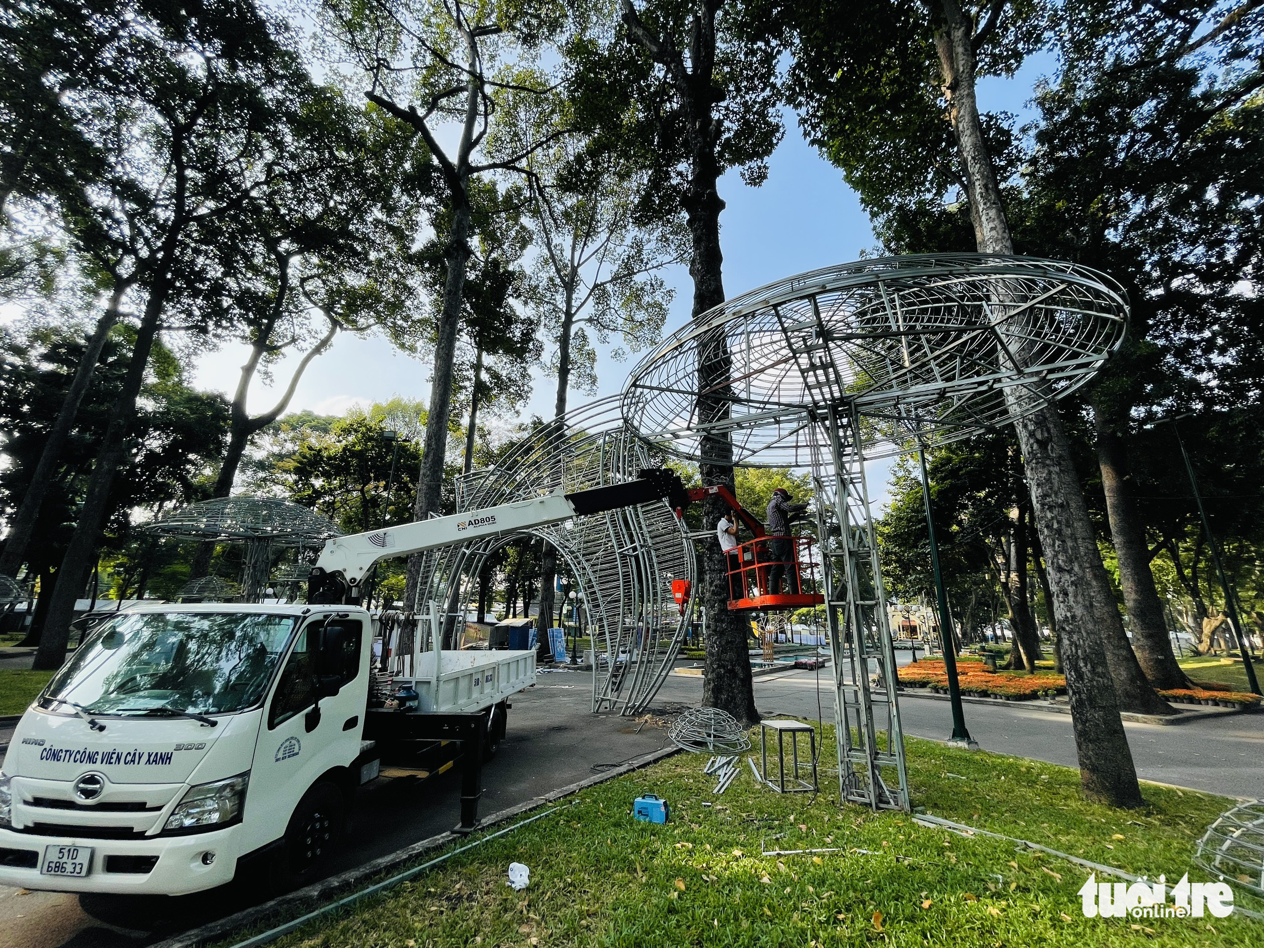 Iron frames are being installed at the entrance to Tao Dan Park in Ho Chi Minh City, January 23, 2022. Photo: Le Phan / Tuoi Tre
