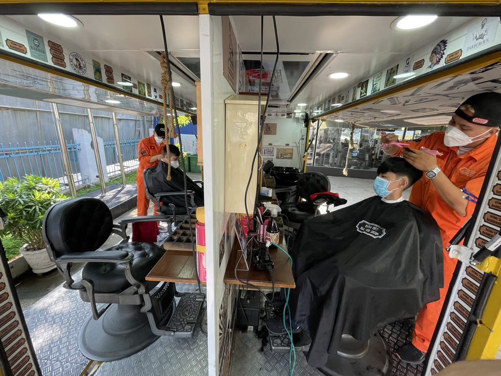 Saigon’s mobile barbershop offers free haircuts to children who lost parents to COVID-19
