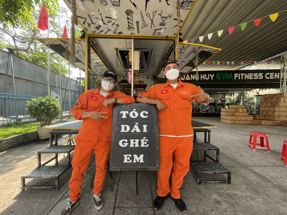 Do Van Tien and Nguyen Thanh Manh take pride in their meaningful job, offering free haircuts to children who lost their parents during the pandemic in Ho Chi Minh City. Photo: Vu Thuy / Tuoi Tre