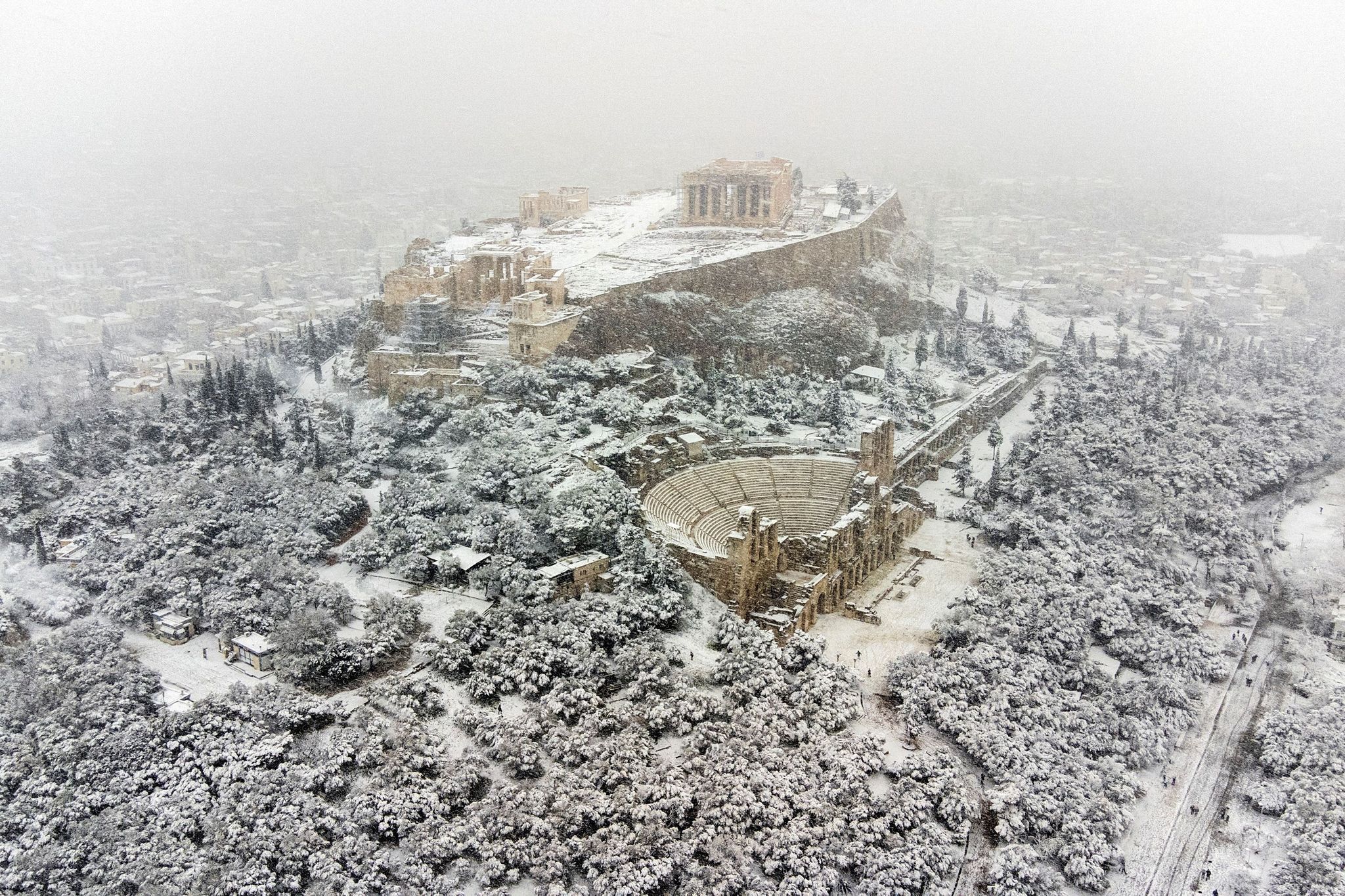 Heavy snow paralyses Greek capital, crews struggling to free stranded drivers