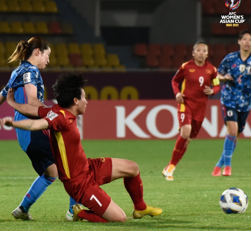 A Vietnamese player tries to block a Japanese opponent at the AFC Women’s Asian Cup game in India on January 24, 2021. Photo: Asian Football Confederation