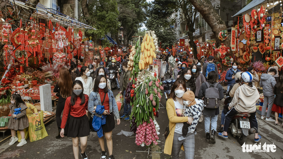 People crowd Hang Luoc Street to shop for Lunar New Year decorations in Hanoi, January 23, 2022. Photo: Ha Quan / Tuoi Tre