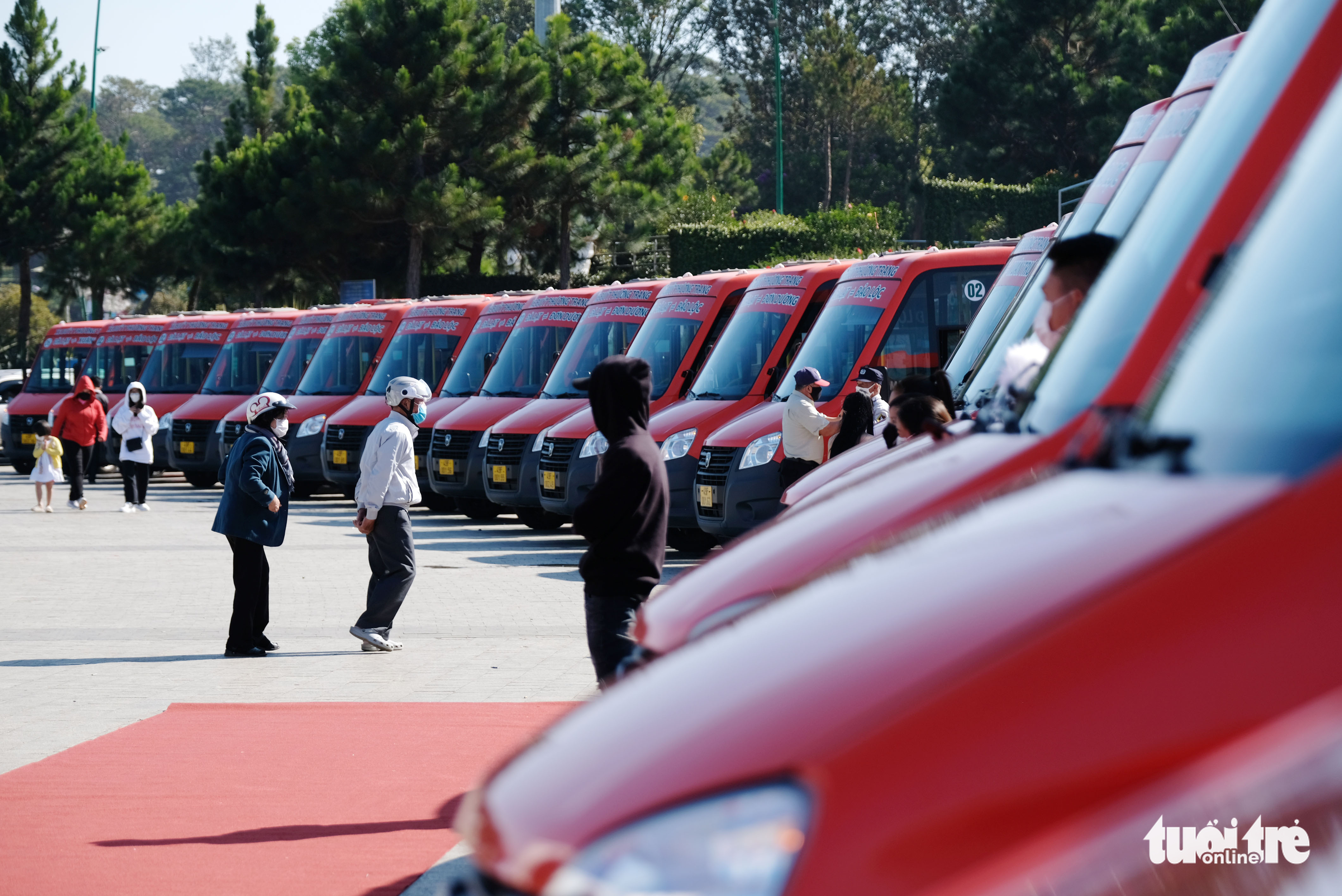 Futa Bus Lines JSC’s new minibuses are introduced in Da Lat City, Lam Dong Province, January 24, 2022. Photo: M. Vinh / Tuoi Tre