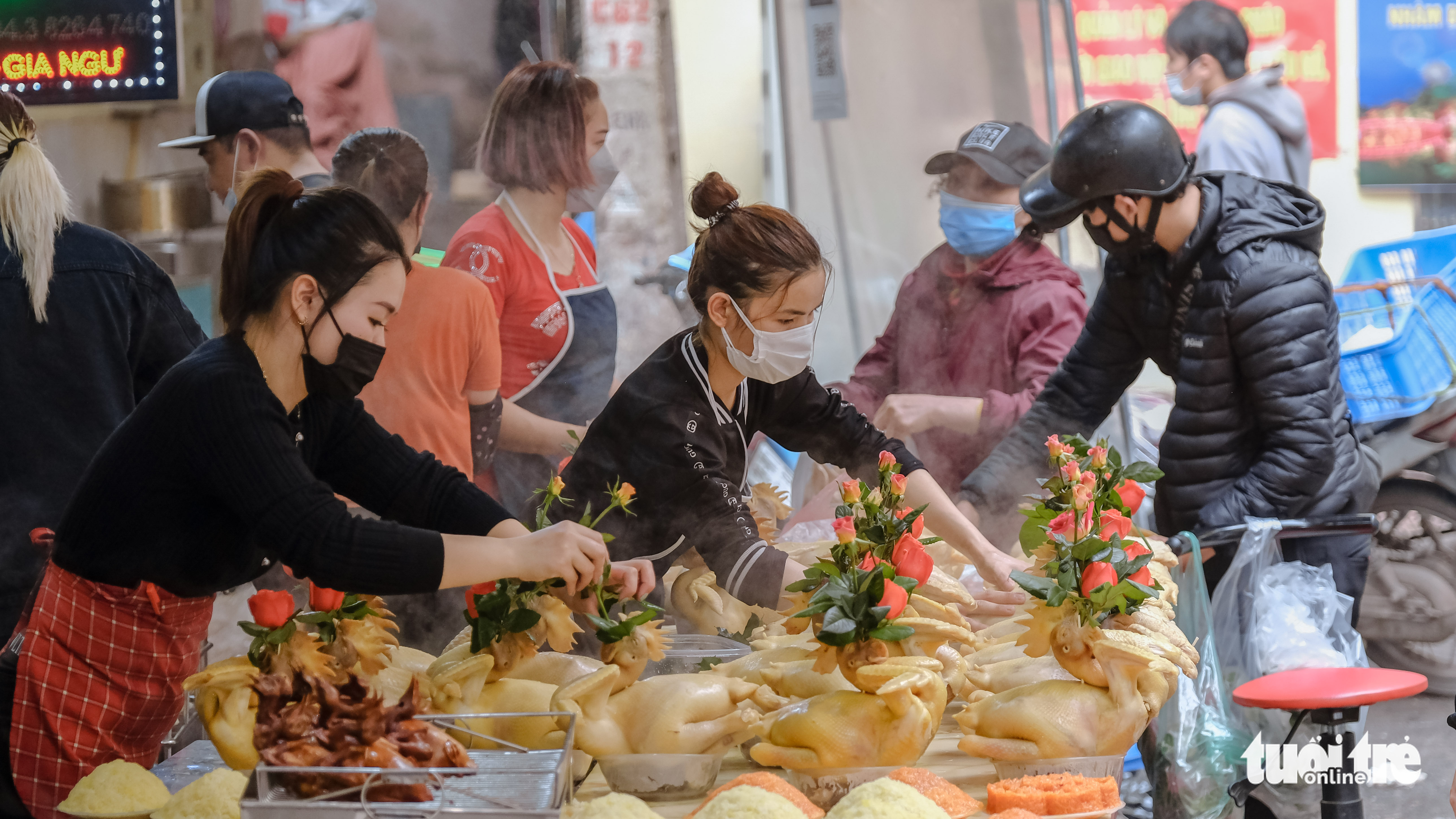 A stall sells boiled chickens, a popular offering on the Kitchen God's farewell day in northern Vietnam, at Hang Be Market in Hoan Kiem District, Hanoi, January 25, 2022. Photo: Ha Quan / Tuoi Tre