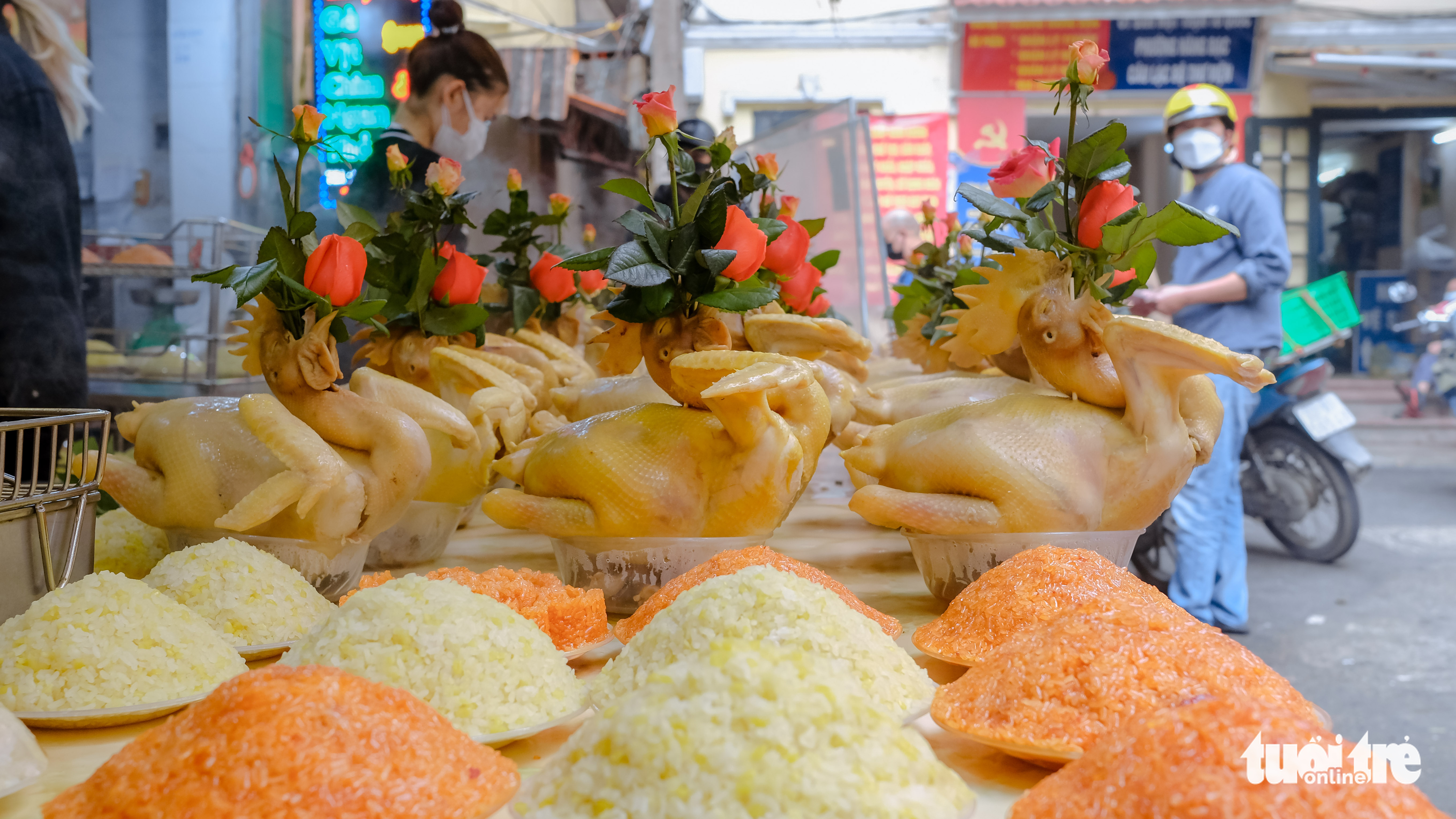 Boiled chickens with roses and sticky rice are put up for sale at a stall at Hang Be Market in Hoan Kiem District, Hanoi, January 25, 2022. Photo: Ha Quan / Tuoi Tre