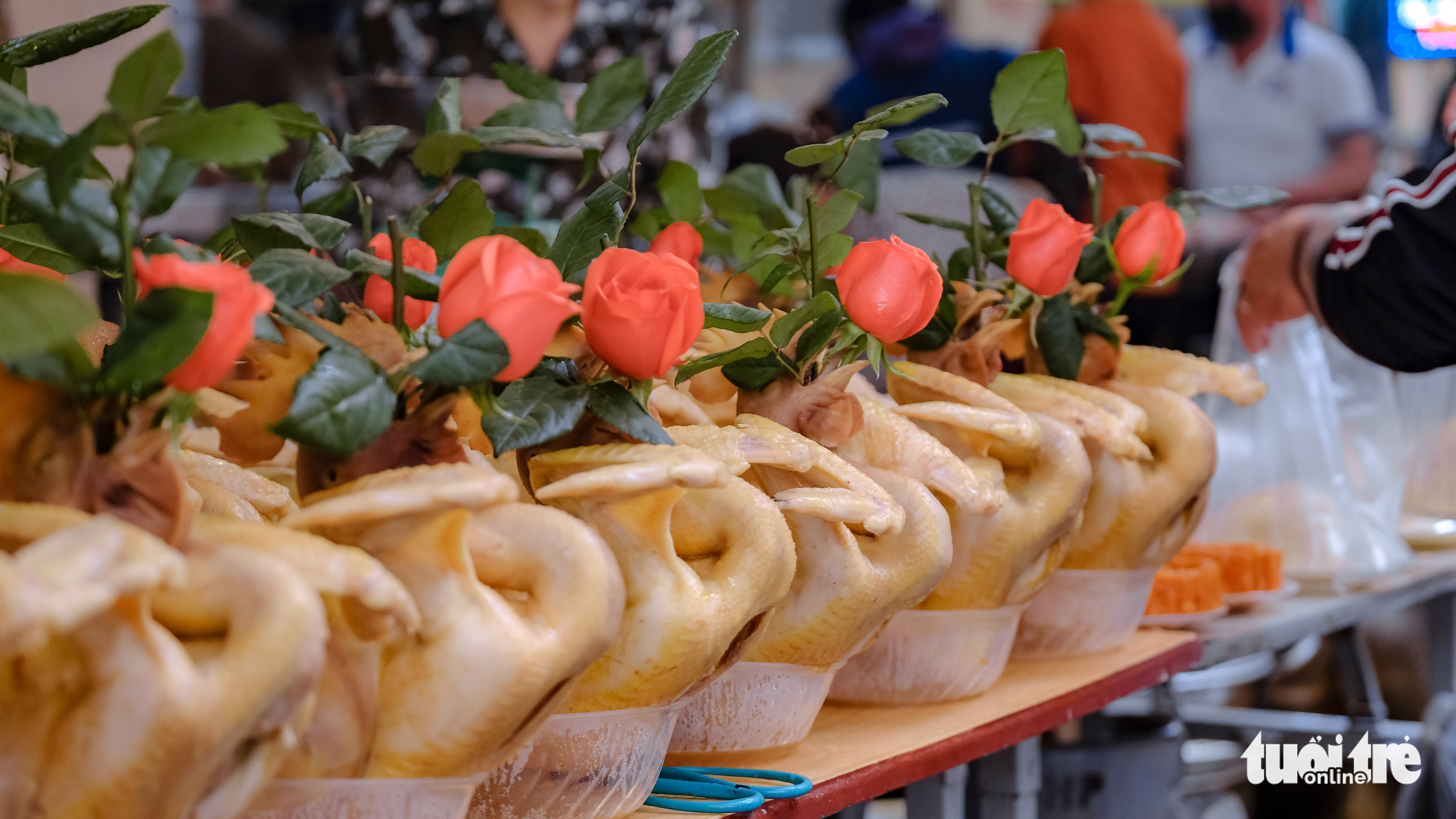 Boiled chickens with roses are put up for sale at a stall at Hang Be Market in Hoan Kiem District, Hanoi, January 25, 2022. Photo: Ha Quan / Tuoi Tre