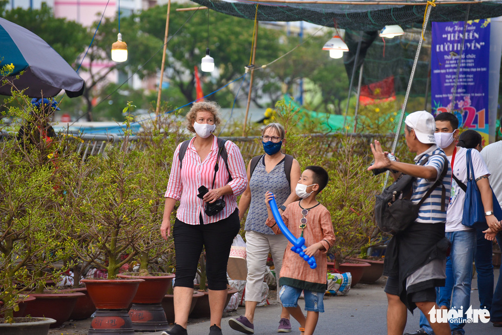 Foreigners visit the spring flower festival at Binh Dong Wharf along Tau Hu Canal in Ho Chi Minh City’s District 8 on February 6, 2021. Photo: Ngoc Phuong / Tuoi Tre