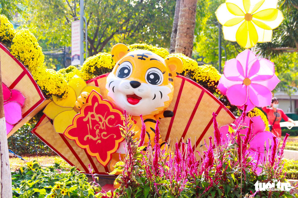 A tiger status is created to celebrate the 2022 Vietnamese Lunar New Year, Year of the Tiger, in the Central Highlands City of Buon Me Thuot. Photo: The The / Tuoi Tre