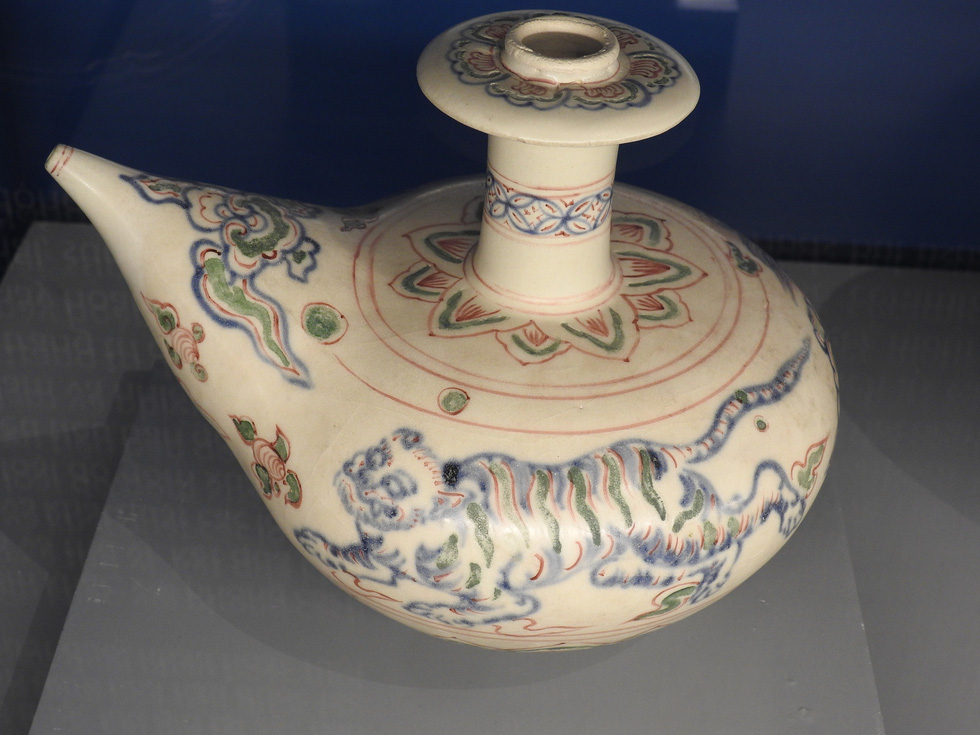 A ceramic wine bottle from the 15th century is displayed at the ‘Tiger in Ancient Vietnamese Art’ exhibition at Hanoi’s National Historical Museum. Photo: Thien Dieu / Tuoi Tre