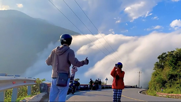 Screen play or real life? Netizens wonder after a viral video featuring the Hai Van Pass stuns viewers