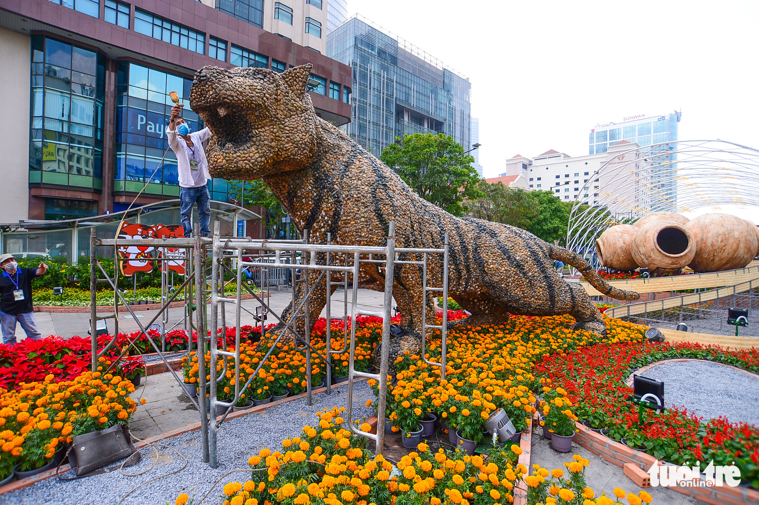 A tiger statue at Nguyen Hue Flower Street in Ho Chi Minh City, January 26, 2022. Photo: Quang Dinh / Tuoi Tre