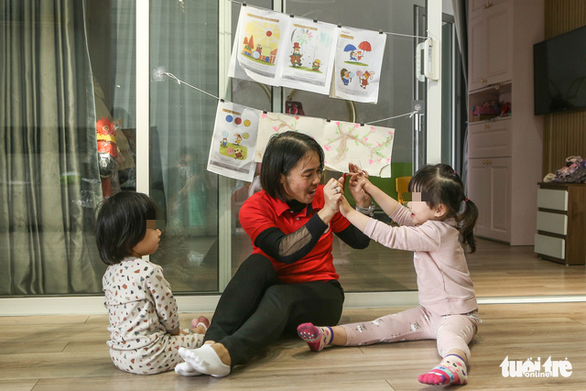 Currently working as  a tutor, Dao Thi Trung Anh keeps her children busy with a schedule similar to a school activity timetable, including physical activities, arts and reading. Photo: Ha Quan / Tuoi Tre