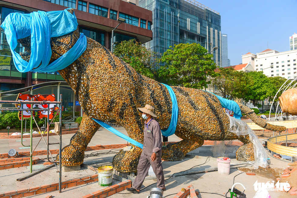 A massive tiger mascot made of gravel, mica, and softwood on Nguyen Hue Flower Street in District 1, Ho Chi Minh City. Photo: Quang Dinh / Tuoi Tre