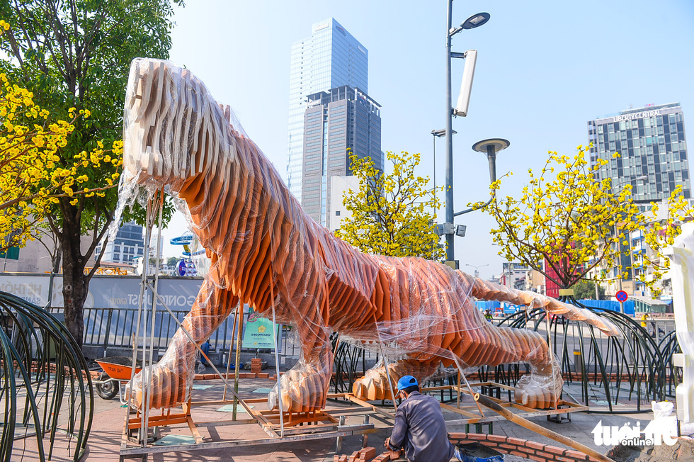 Workers rush to complete the massive tiger mascot made of steel and stainless-steel on Nguyen Hue Flower Street in District 1, Ho Chi Minh City. Photo: Quang Dinh / Tuoi Tre