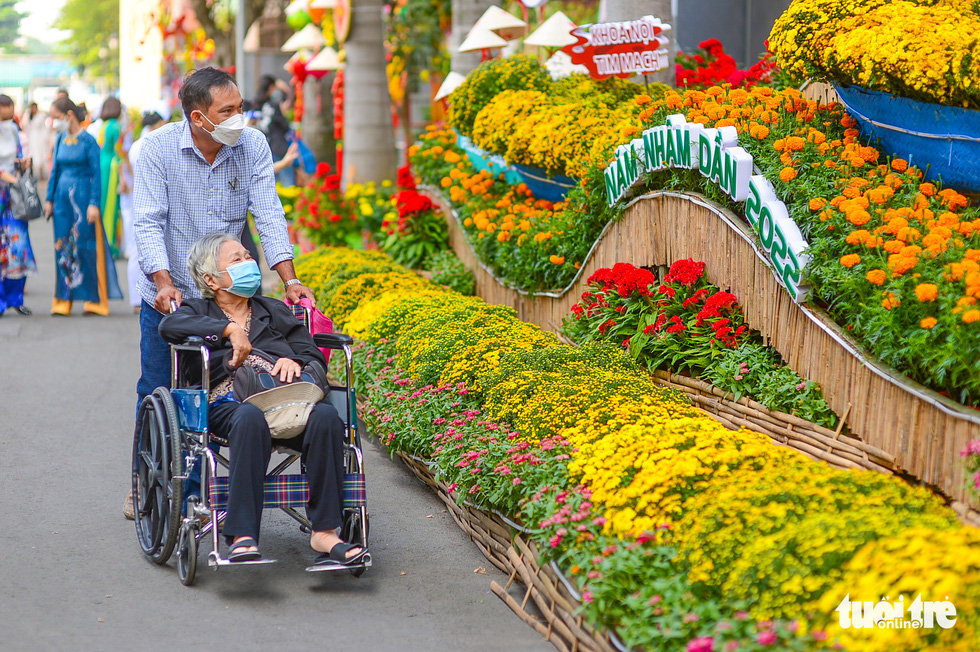 Ho Chi Minh City hospital sets up flower street for patients in Tet celebration