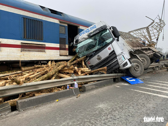 Train collides with truck in northern Vietnam