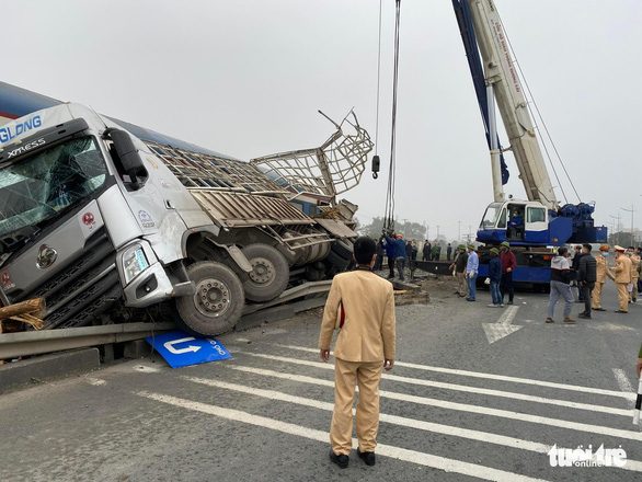 A crane truck is deployed to the scene to handle the accident. Photo: Khuat Viet Hung