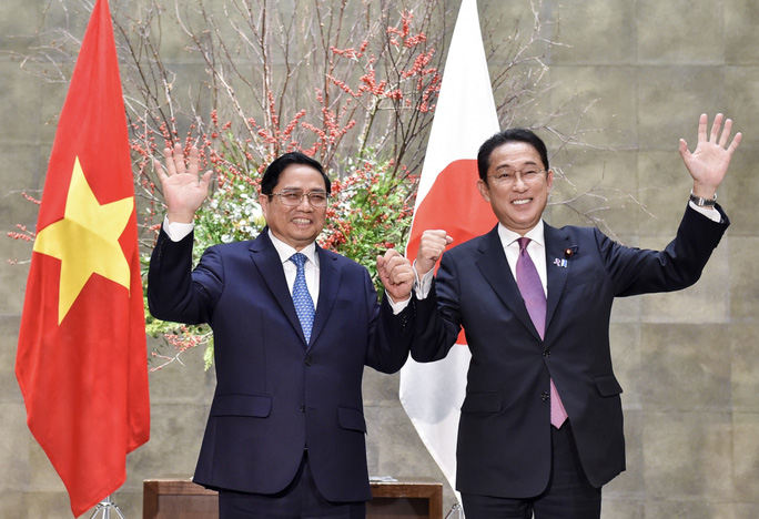 Prime Minister Pham Minh Chinh (left) and his Japanese counterpart Kishida Fumio in the official visit last November. Photo: VGP