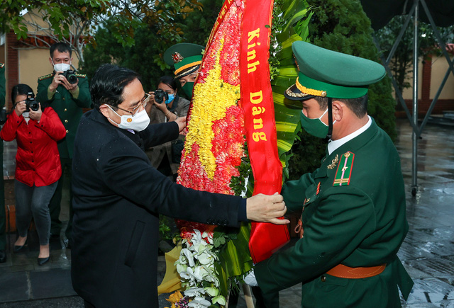 Prime Minister Pham Minh Chinh lays a wreath at the Po Hen memorial zone in Quang Ninh Province, Vietnam, January 26, 2022. Photo: Vietnam Government Portal