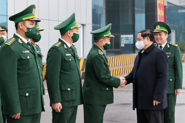 Prime Minister Pham Minh Chinh greets officers at Mong Cai international border gate in Quang Ninh Province, Vietnam, January 26, 2022. Photo: Vietnam Government Portal