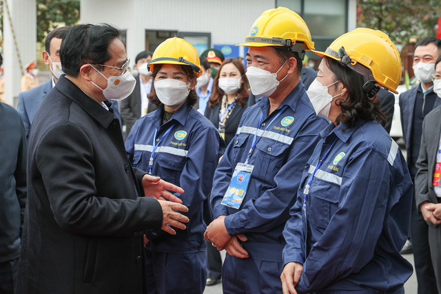 Prime Minister Pham Minh Chinh greets workers at Deo Nai Coal Company in Quang Ninh Province, Vietnam, January 26, 2022. Photo: Vietnam Government Portal