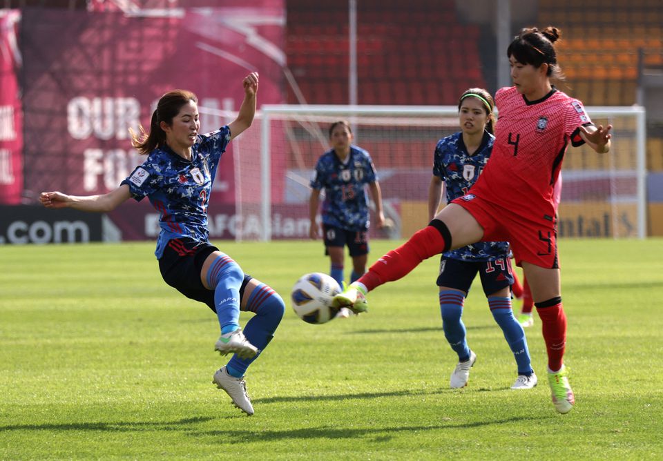 Soccer Football - Women's Asian Cup - Group C - Japan v South Korea - Shivchatrapati Sports Complex, Pune, India - January 27, 2022 South Korea's Shim Seo-Yeon in action with Japan's Risa Shimizu. Photo: Reuters