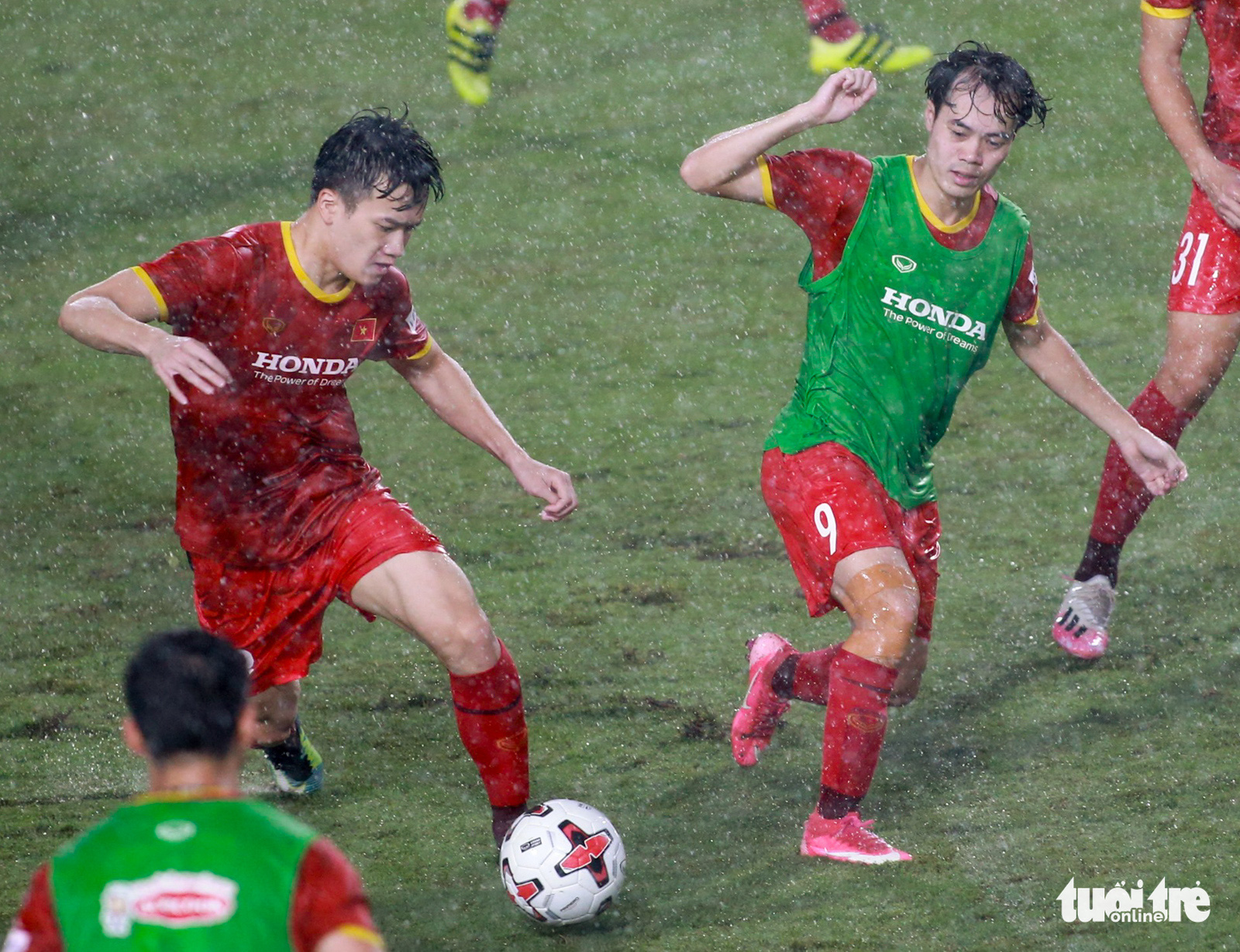 Vietnamese midfielder Nguyen Hoang Duc during a training session in the rain on May 15, 2021. Photo: Huu Tan / Tuoi Tre