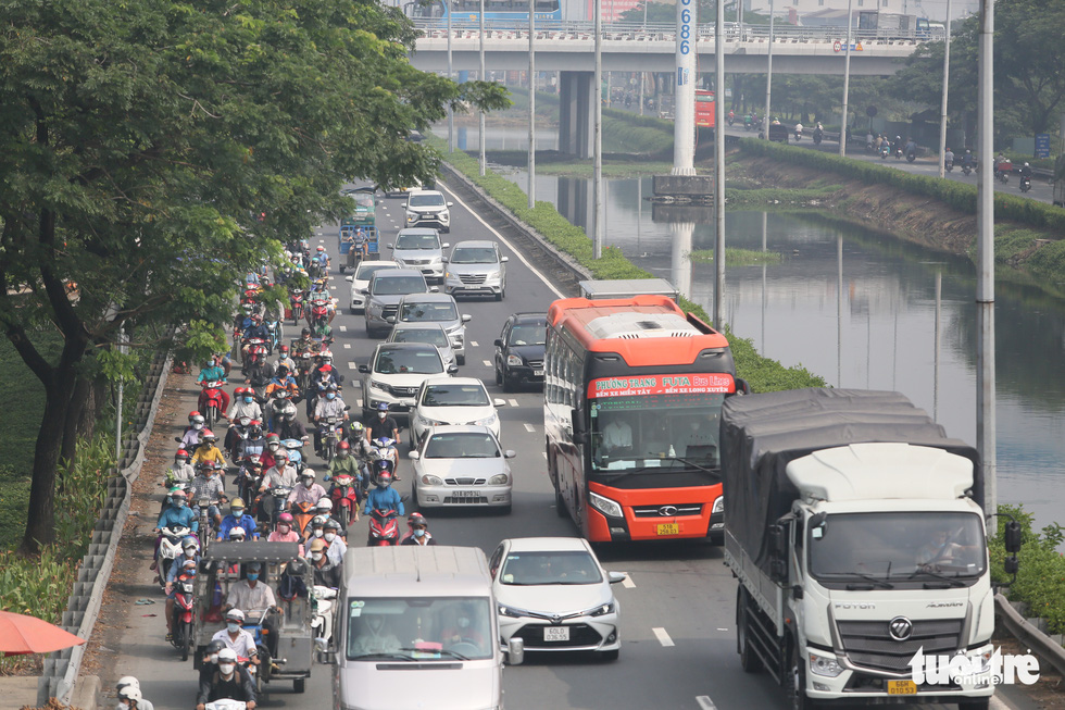 A scene of traffic on National Highway No.1 leading to Long An Province on January 27, 2022. Photo: Tuoi Tre