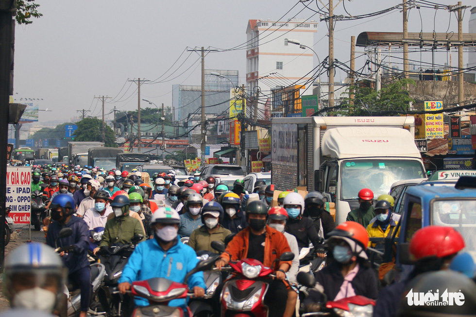 Commuters are stuck in a traffic jam on Truong Chinh Street, Tan Binh District, Ho Chi Minh City on January 27, 2022. Photo: Tuoi Tre