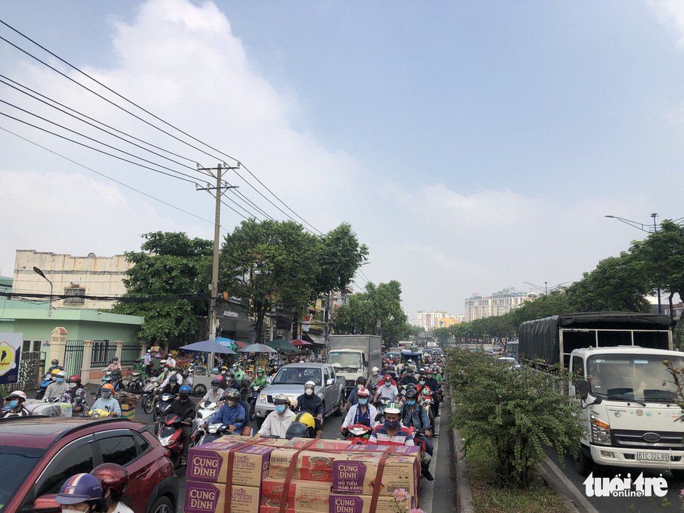 Traffic congestion at the intersection of Truong Chinh and Tay Thanh, Tan Phu District, Ho Chi Minh City on January 27, 2022. Photo: Tuoi Tre