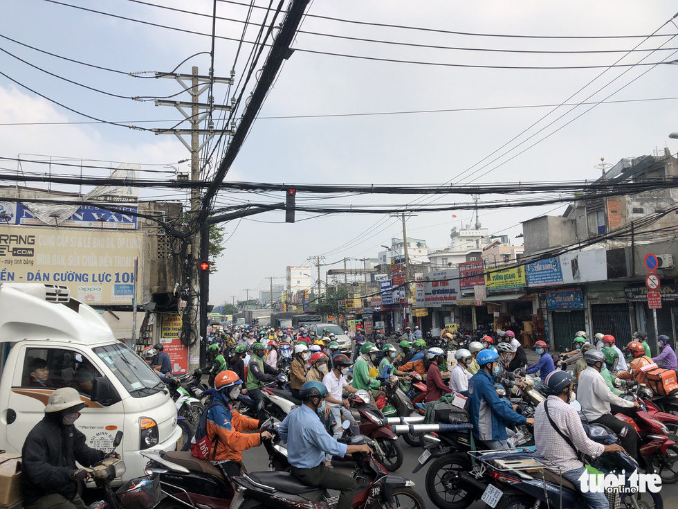 Commuters are stuck in a traffic jam on Tan Ky Tan Quy Street, Tan Phu District, Ho Chi Minh City on January 27, 2022. Photo: Tuoi Tre