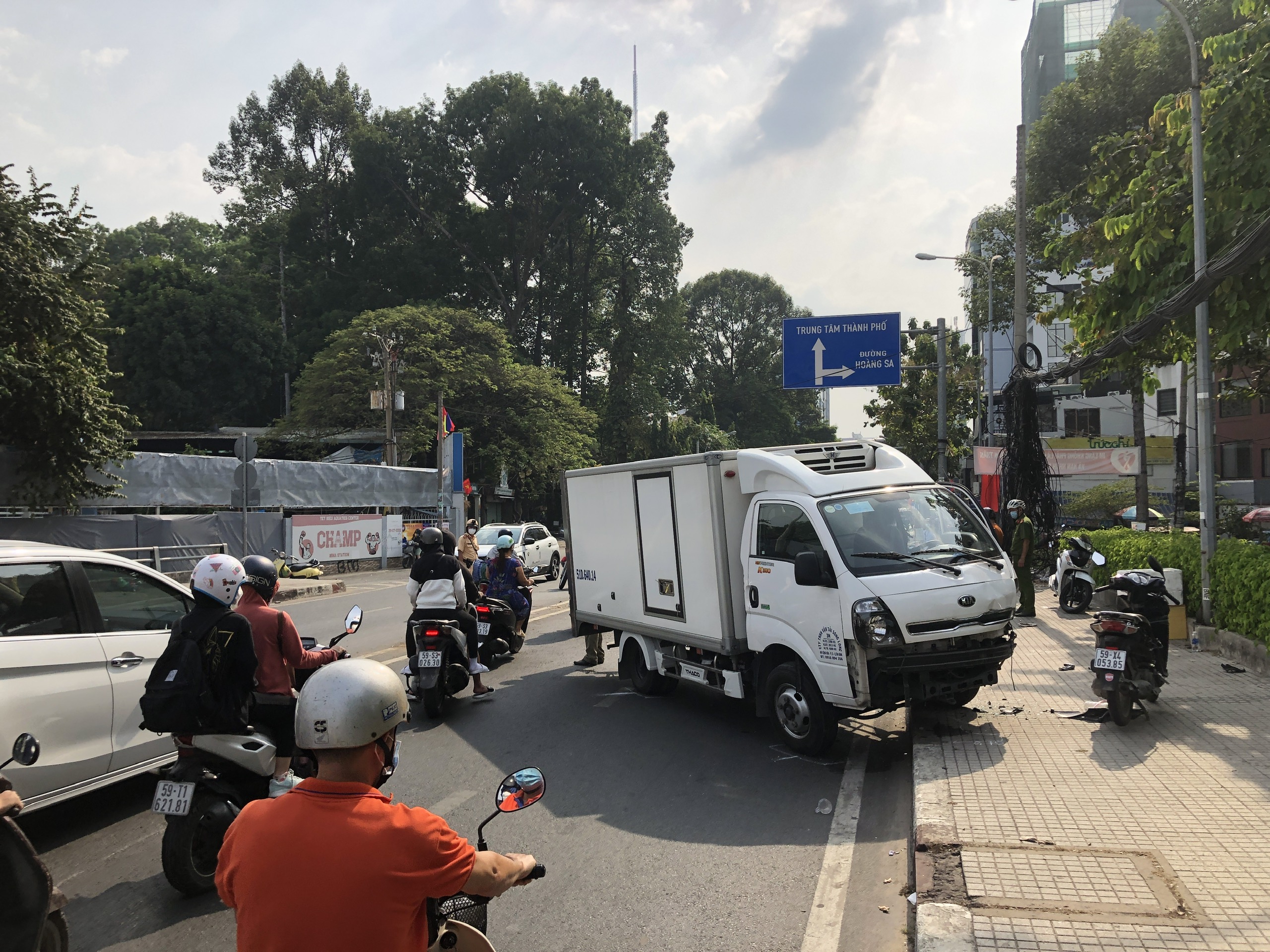 Out-of-control truck knocks down several motorbikes in Ho Chi Minh City