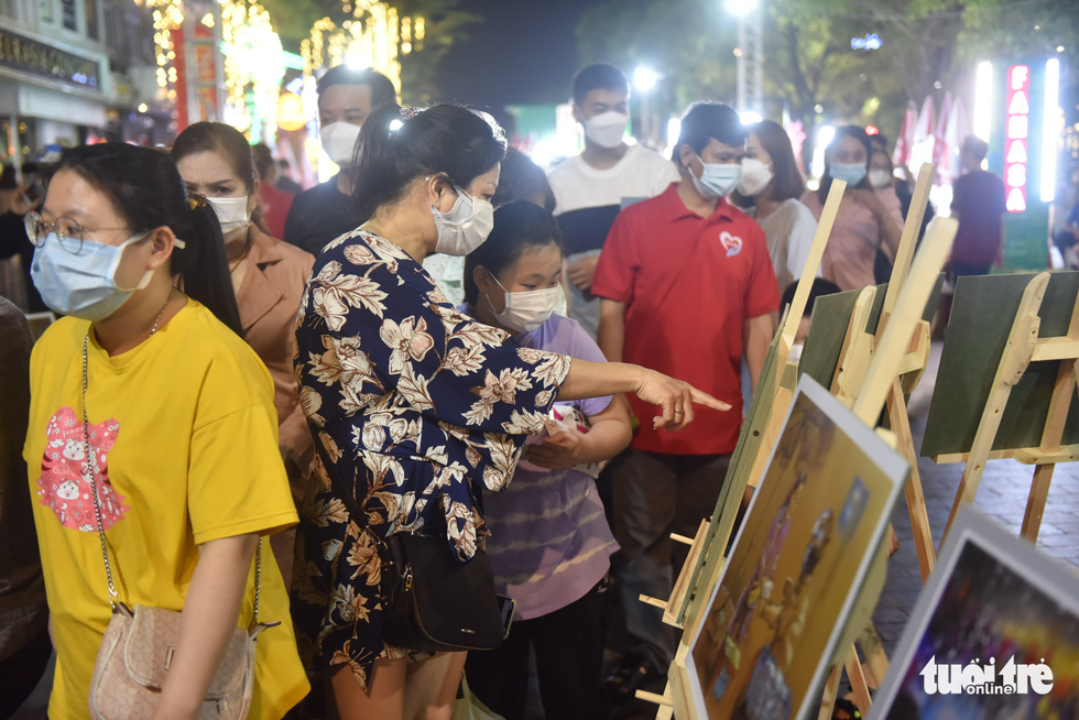Visitors crowd the 2022 Lunar New Year's book street festival in District 1, Ho Chi Minh City, January 29, 2022. Photo: Tuoi Tre