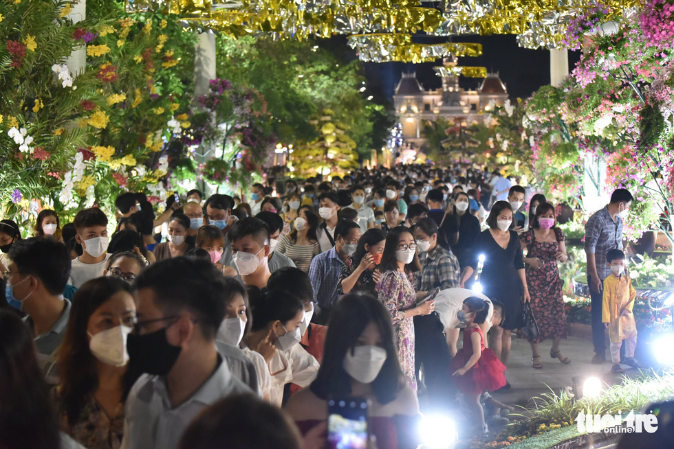 Visitors crowd the Nguyen Hue Flower Street in Ho Chi Minh City, January 29, 2022. Photo: Tuoi Tre