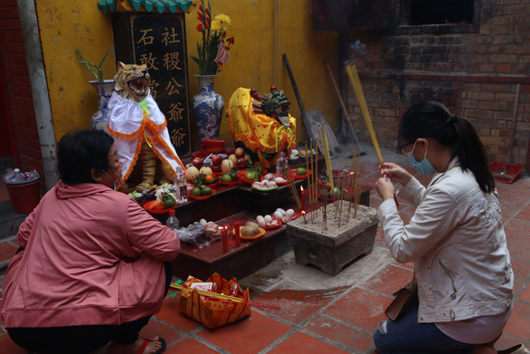 A youngster pray before the Tiger God altar at Quan Am Pagoda on Lao Tu Street in District 5, Ho Chi Minh City. Photo: Tuoi Tre