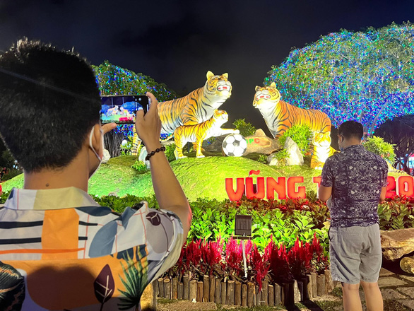 Visitors snap some photos of the tiger firgues in Vung Tau City, Vietnam. Photo: Tuoi Tre