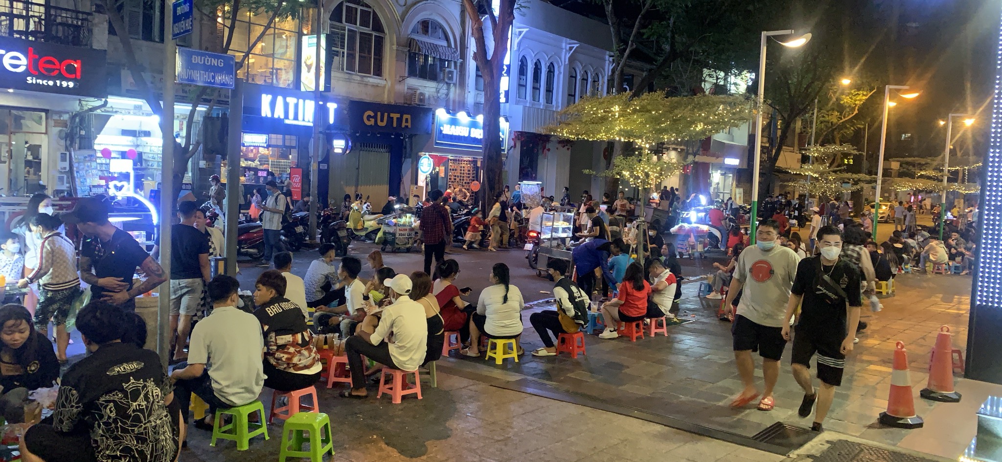 Residents enjoy street food and drinks on Nguyen Hue Walking Street in District 1, Ho Chi Minh City, January 31, 2022. Photo: T.T.D. / Tuoi Tre