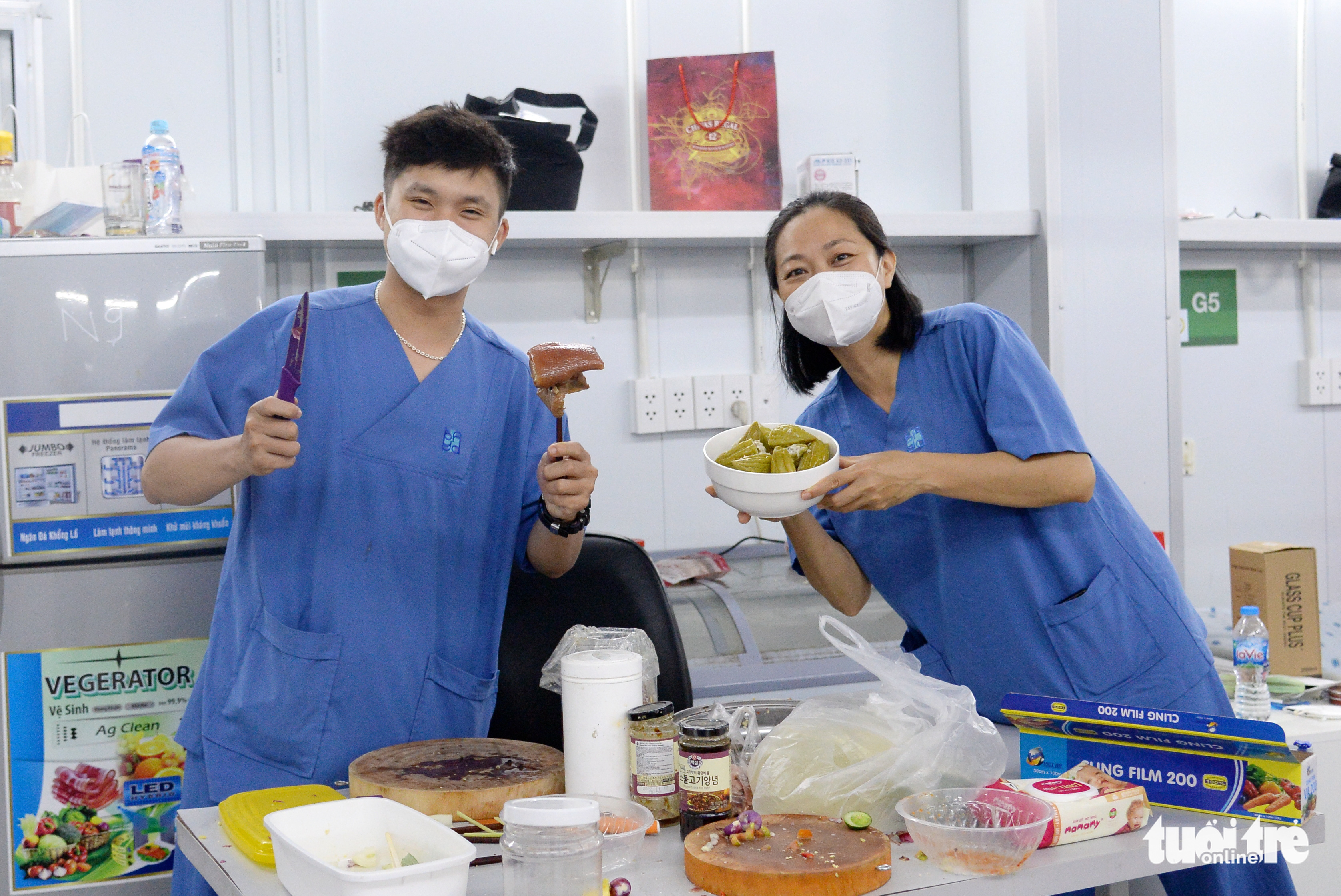 Health workers cook various dishes to celebrate the 2022 Lunar New Year at University Medical Center Ho Chi Minh City. Photo: Tu Trung / Tuoi Tre