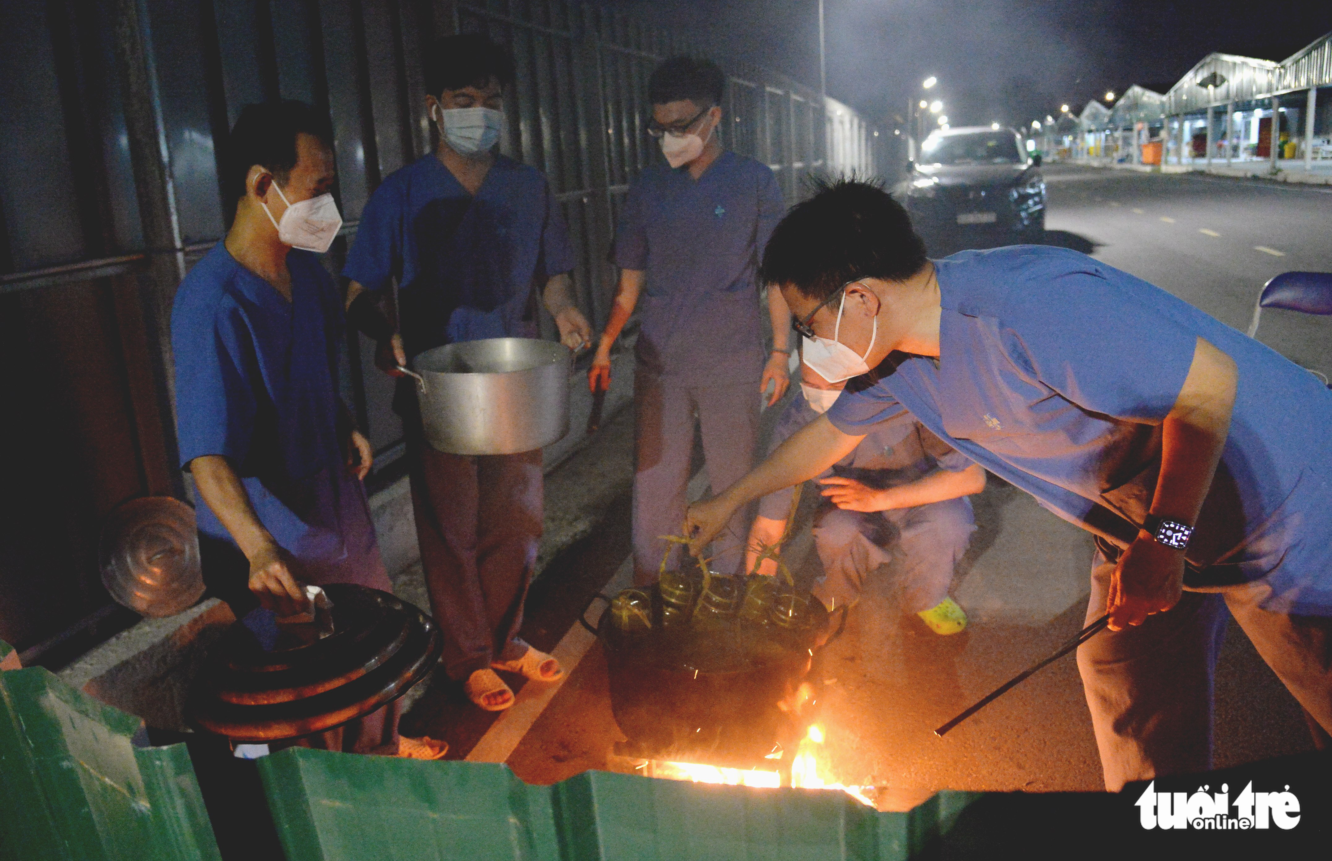 Health workers cook banh tet to mark the 2022 Lunar New Year at the COVID-19 resuscitation center of University Medical Center Ho Chi Minh City. Photo: Tu Trung / Tuoi Tre