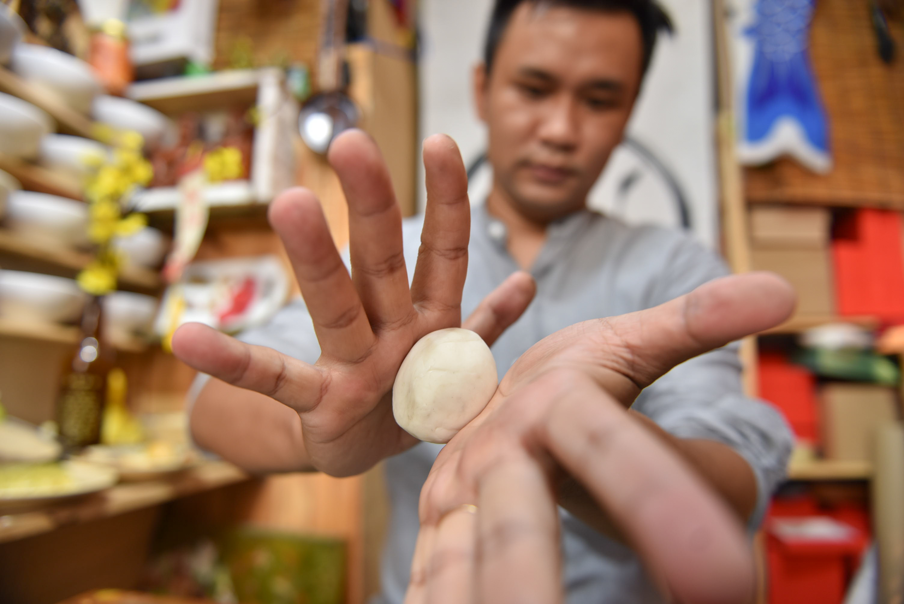 Nguyen Tan Dat working on clay with his hands. Photo: Ngoc Phuong / Tuoi Tre News
