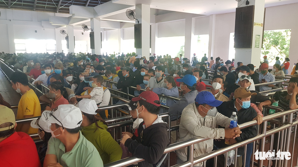 Travelers wait for hours to reach ‘top of the Western region’ of Vietnam