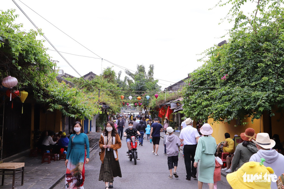 Visitors walk around the UNESCO-recognized Hoi An Ancient Town in the central city of Hoi An on February 4, 2022. Photo: D.C. / Tuoi Tre
