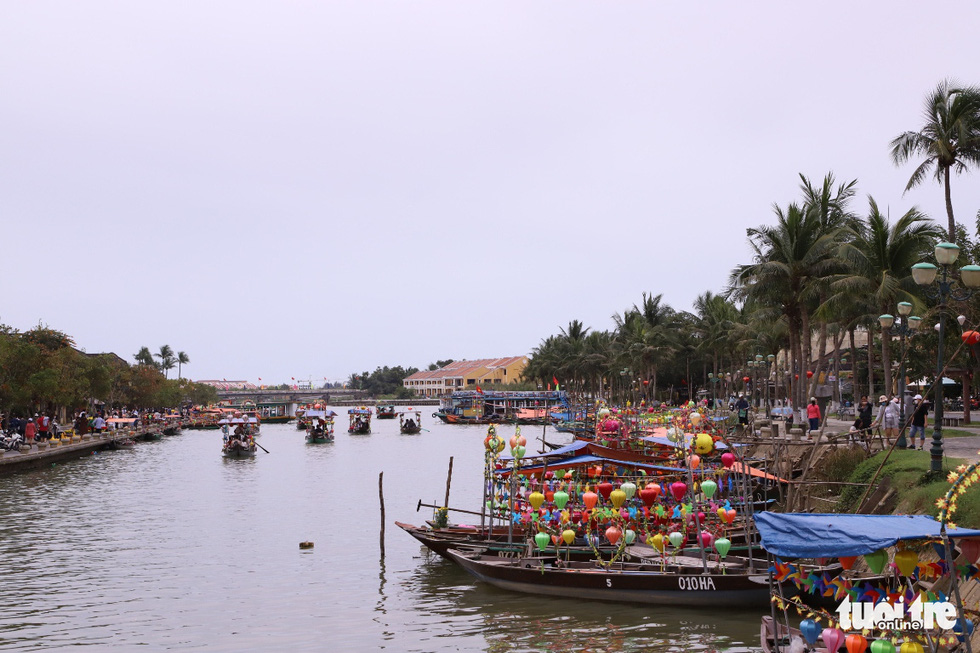 Boats decorated with colorful lanterns in Hoai River at the UNESCO-recognized Hoi An Ancient Town in the central city of Hoi An on February 4, 2022. Photo: D.C. / Tuoi Tre