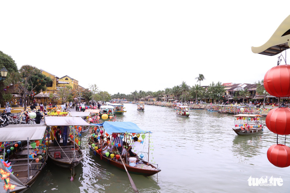 Boats decorated with colorful lanterns in Hoai River at the UNESCO-recognized Hoi An Ancient Town in the central city of Hoi An on February 4, 2022. Photo: D.C. / Tuoi Tre