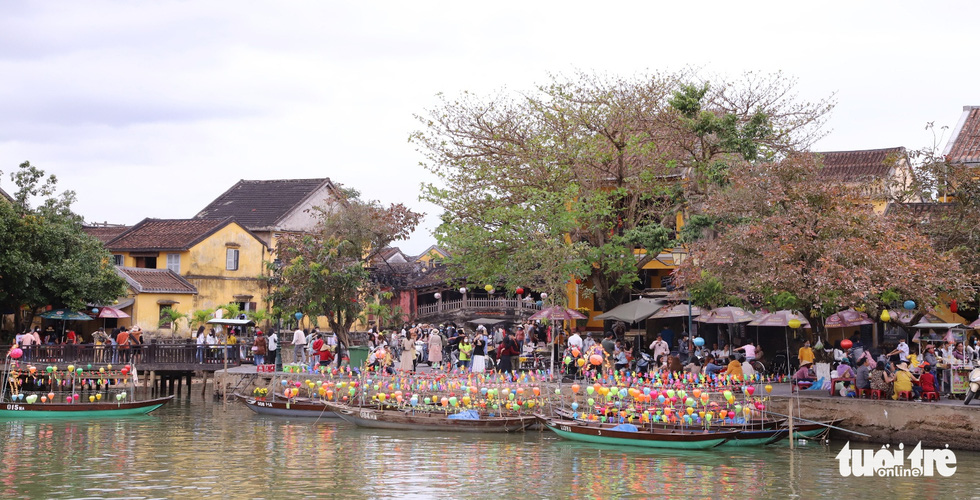 A crowded area near Cau Pagoda at the UNESCO-recognized Hoi An Ancient Town in the central city of Hoi An on February 4, 2022. Photo: D.C. / Tuoi Tre