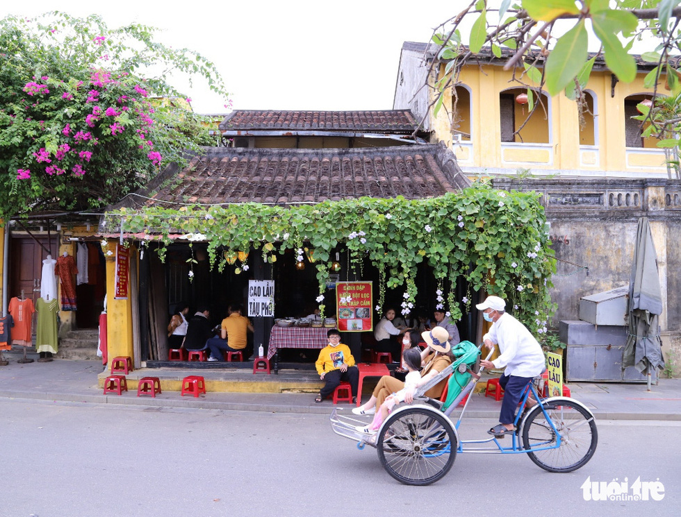 Tourists take a xich lo (cycle rickshaw) to go around the UNESCO-recognized Hoi An Ancient Town in the central city of Hoi An on February 4, 2022. Photo: D.C. / Tuoi Tre