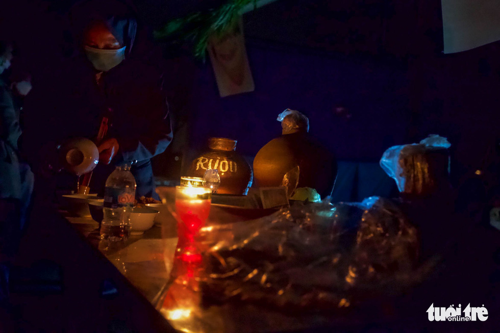 A booth is lit up with a candle at the Yin Yang market in the northern city of Bac Ninh on February 4, 2022. Photo: Ha Quan / Tuoi Tre