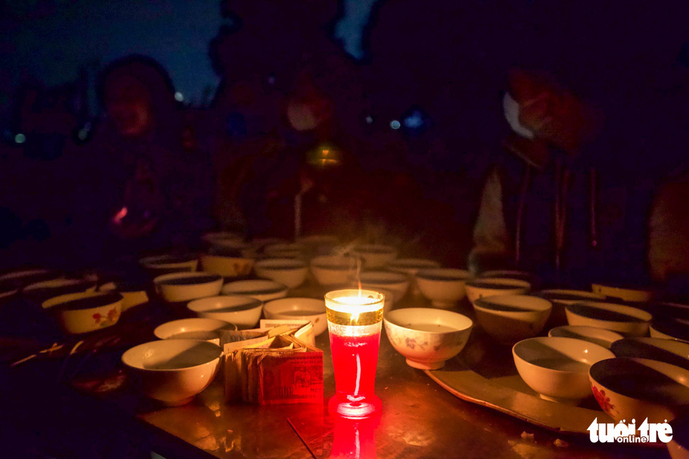 Bowls of porridge for dead people are placed in the middle of the Yin Yang market in the northern city of Bac Ninh on February 4, 2022. Photo: Ha Quan / Tuoi Tre