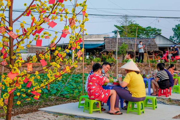 Vegan food stall next to rice field a new sensation in Vietnam