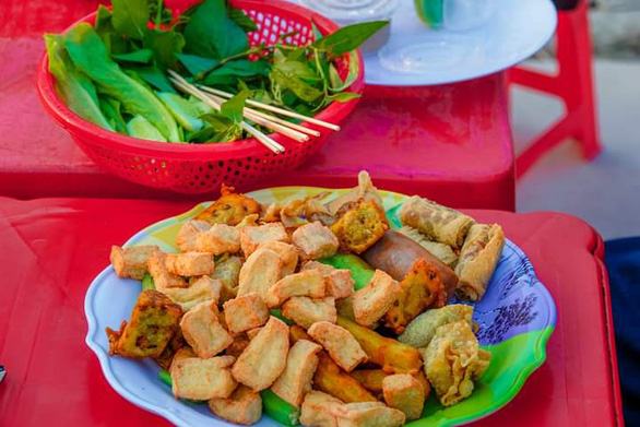 Vegan fried snacks are served at a stall next to a paddy field in the southern city of Can Tho. Photo: T. Luy